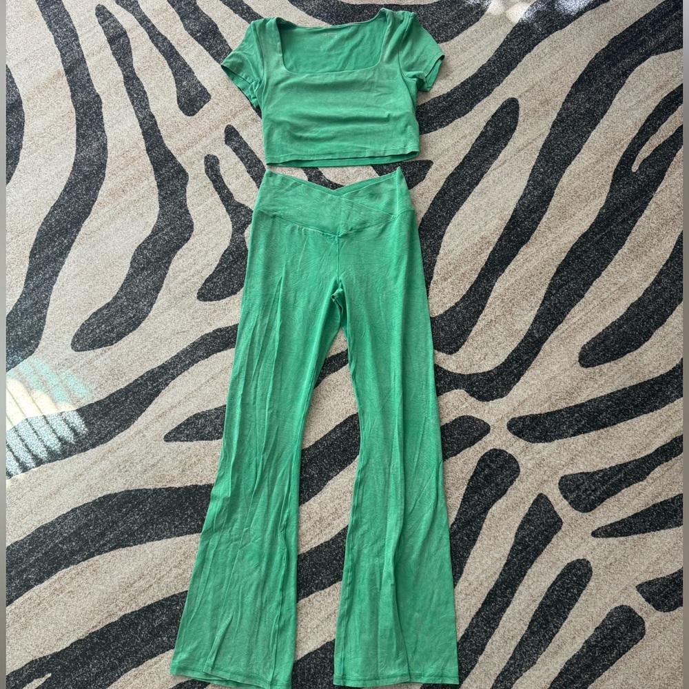 MATCHING AERIE FLARE LEGGINGS SET